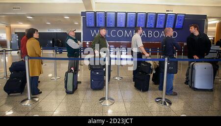 Desviación atleta Locomotora Delta Airlines comprobar en línea para los pasajeros y el equipaje en el  Aeropuerto Nacional Reagan Fotografía de stock - Alamy