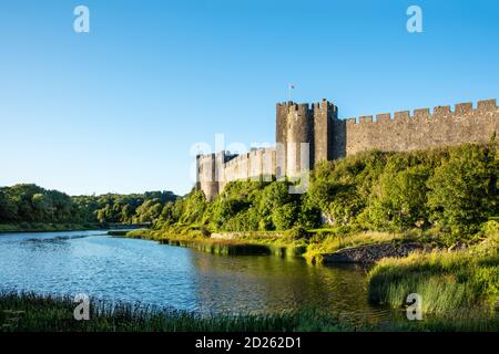 El castillo y lago de propiedad privada Pembroke en el Milford Haven Waterway, Gales, Reino Unido