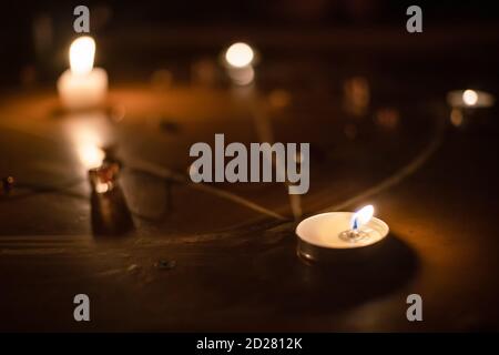 Pentagrama y símbolos del diablo con velas negras encendidas en la mesa de  madera de bruja. Fondo esotérico, gótico y oculto, concepto místico de  Halloween Fotografía de stock - Alamy