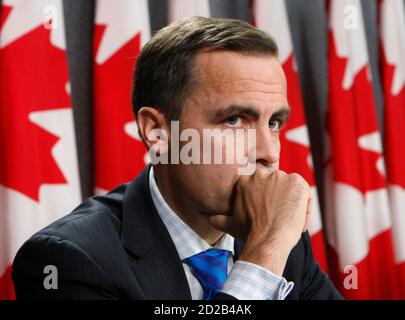 El gobernador entrante del Banco de Canadá Mark Carney escucha durante una conferencia de prensa en Ottawa el 4 de octubre de 2007. REUTERS/Chris Wattie (CANADÁ)