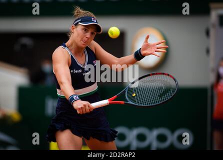 alia Podoroska de Argentina en acción contra Elina Svitolina de Ucrania durante el cuarto final en el Roland Garros 2020, Grand Slam tennis to Foto de stock