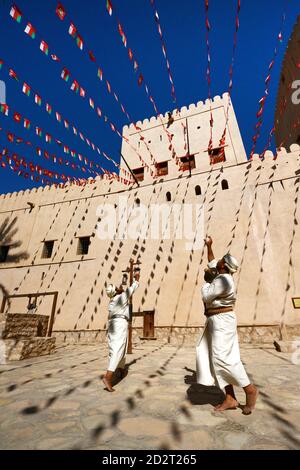 Danza tradicional omaní espada en nizwa fort, Omán. Foto de stock