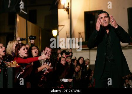 Spanish actor and director Antonio Banderas greets the crowd during the 12th Malaga Film Festival at Cervantes Theatre in Malaga April 18, 2009.  REUTERS/Jon Nazca (SPAIN ENTERTAINMENT)