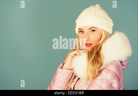 Código de estilo y elegancia. Para aquellos que deseen permanecer moderno.  La ropa de invierno. Mujer Down Jacket de desgaste. Cálido y acogedor.  Chica vestir chaqueta invierno fondo azul. Tendencia de moda.