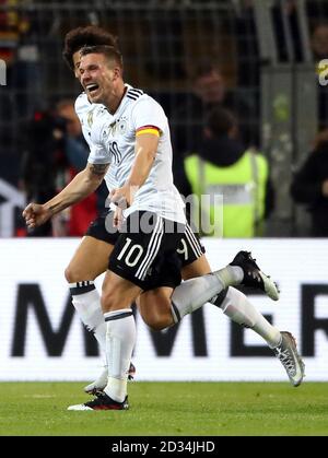 Lukas Podolski de Alemania celebra su lado anotando el primer gol del partido durante el partido amistoso en el Signal Iduna Park de Dortmund. Foto de stock
