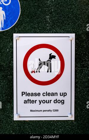 Una señal de playa que pide a la gente que limpie después de sus perros, Seaford, East Sussex, Reino Unido. Foto de stock