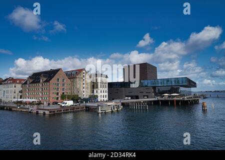 Copenhague, Europa, paseo Nyhavn en el centro de la ciudad con cielo azul nublado