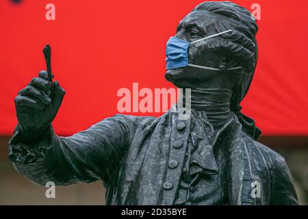LONDRES, Reino Unido, 7 de octubre de 2020. Una estatua de bronce de Sir Joshua Reynolds, (nacido Plympton, Devon, Inglaterra 1723), con una máscara protectora fuera de la Real Academia de las Artes (RA) Verano (Invierno) exposición 2020, que se retrasó debido al impacto del cierre del Coronavirus crédito: amer ghazzal/Alamy Live News