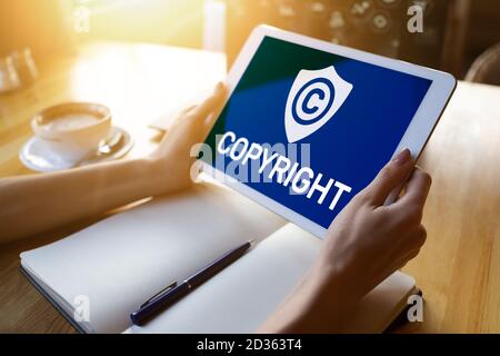 Icono de copyright en la pantalla. Derecho De Patentes Y Propiedad Intelectual. Concepto De Negocio, Internet Y Tecnología