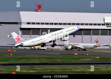 China Airlines, Taiwán, Airbus, A330-300, B-18353, despegan, Aeropuerto Haneda de Tokio, Tokio, Japón