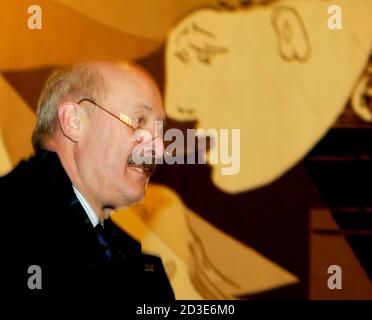 El embajador alemán ante las Naciones Unidas Gunter Pleuger pasa el tapiz de Picasso 'Guernica' cuando llega al Consejo de Seguridad de las Naciones Unidas el 27 de febrero de 2003. Los miembros del consejo se estaban reuniendo para conducir su primera discusión sobre un proyecto de resolución EE.UU.-británico-español que sienta las bases para la guerra contra Irak. REUTERS/Peter Morgan PM/ME