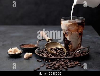 Café Negro Helado Con Leche Fresca En Una Jarra, Vaso, Vasos De