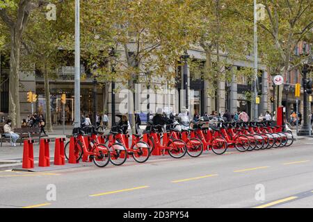 Barcelona, Cataluña, España - 3 de octubre de 2020. Bicicletas rojas para alquilar en una estación de bicicletas en la calle en Barcelona.bicicleta pública es un servicio de la compañía de hielo, Foto de stock