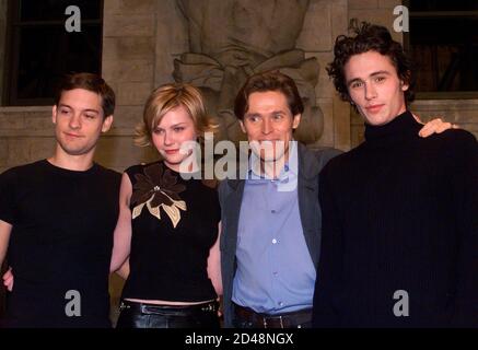 El elenco de la película 'Spiderman' se posan juntos en el set de la  película Times Square antes de una conferencia de prensa en Sony Studios,  el 4 de enero de 2001