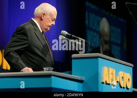AFL-CIO President John Sweeney pauses while speaking at the union's annual convention in Chicago July 25, 2005. The convention, which opened on Monday, marks the 50th anniversary of AFL-CIO, the largest U.S. union coalition representing nearly 13 million workers. REUTERS/John Gress  JG/TZ