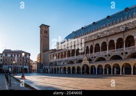 Padua, Italia - Agosto 16 2020: Palacio della Ragione en la Plaza de la Frutta con Torre degli Anziani Foto de stock