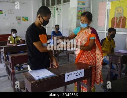 Un Miembro Del Personal Administrativo De La Escuela Mediana De Ingles Shishu Bihar Esta Saneando Las