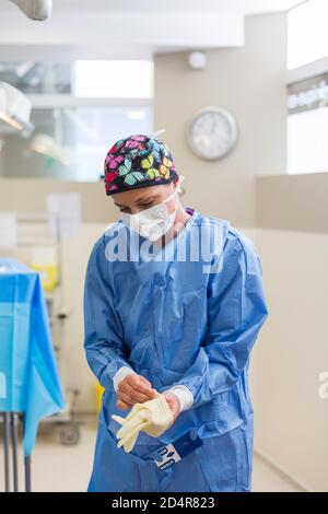 Equipo quirúrgico vestirse antes de la cirugía, Estética hospital privado de Aquitania, Burdeos, Francia. Foto de stock