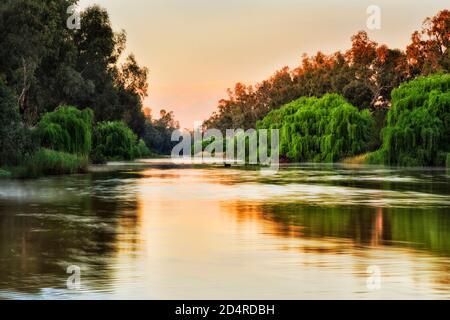 Llanuras perezosas Río Macquarie que fluye a través de la ciudad de Dubbo en Australia Great Western Plains al amanecer.