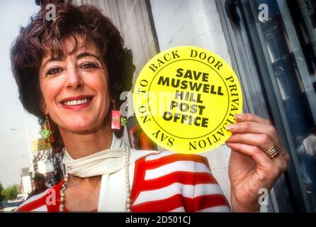 Maureen Lipman en una conferencia de prensa en Muswell Hill Post Office en los años 90. Lipman fue un feroz activista para salvar a la oficina de correos de Muswell Hill de la privatización de puertas traseras. Foto de stock