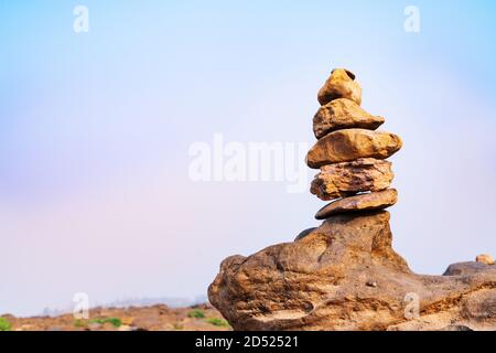 Equilibrio y armonía la pila de piedra, la diferencia siempre sobresaliente y poner en la parte superior, la piedra, el equilibrio, la roca, concepto pacífica Foto de stock
