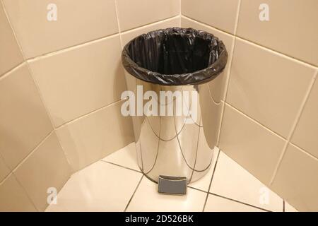 Papelera en el cuarto de baño - simple y pequeño Fotografía de stock - Alamy