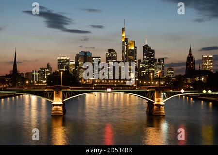 El puente Ignatz-Bubis en Frankfurt am Main por la noche Foto de stock