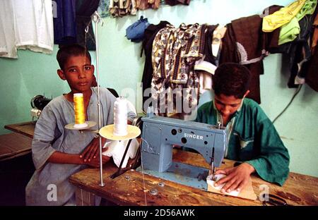 Fares Un Nino Argelino De 13 Anos Se Concentra En Una Maquina De Coser En La Tienda De Sastre Familiar En La Ciudad De Tamanrasset 25 De Abril Tamanrasset Es La Capital