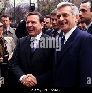 El primer ministro polaco Jerzy Buzek (R) se sacude de la mano con el canciller alemán Gerhard Schroeder antes de su reunión en Varsovia, el 5 de noviembre. Schoeder está en su primera visita a Polonia desde que fue elegido Canciller. PK/SB