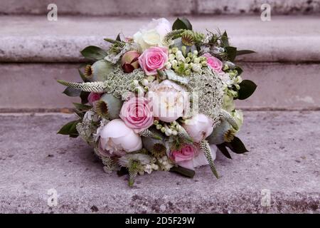 Ramo de flores de color pastel con rosas rosadas, rosa blanca y gypsophila