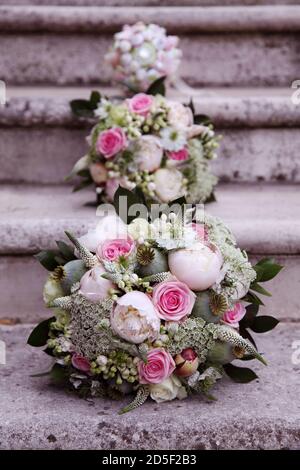 Ramos nupciales de colores pastel de flores con rosas rosadas, rosa blanca y gypsophila