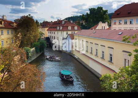 Praha: Certovka (Canal del Diablo), barco en mala Strana, Ciudad menor, Praha, Prag, Praga, Checo