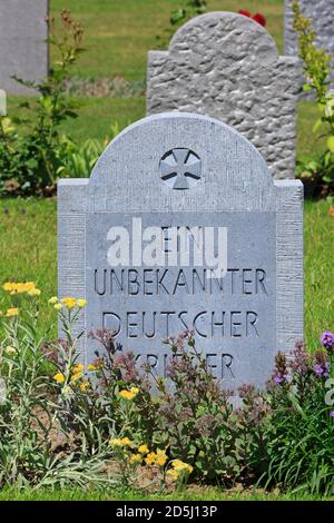 Lápida de un soldado alemán desconocido de la primera Guerra Mundial en el cementerio militar de San Symphorien en Mons, Bélgica Foto de stock
