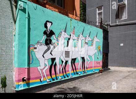 Hong Kong,China:27 Jul,2020. Unicornis mural de Kylie Chan y Onion Peterman en las paredes en las calles de atrás por la calle de moda Star, Wan Chai Alamy St Foto de stock