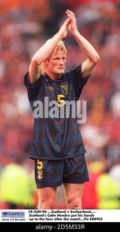 18-JUN-96 ...Escocia contra Suiza. Colin Hendry, de Escocia, puso las manos a los fans después del partido