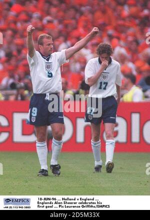18-JUN-96... Holanda contra Inglaterra... El Englands Alan Shearer celebra su primer gol