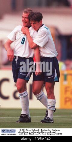 18-JUN-96... Holanda contra Inglaterra... Englands Alan Shearer celebra su segundo gol con Gary Neville