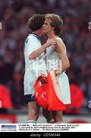 18-JUN-96... Holanda contra Inglaterra... Un abatido Jordi Cruyff es consolado por Steve McManaman deja el campo después de la derrota de Hollands 4-1