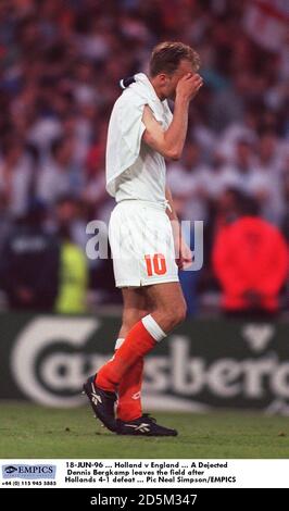 18-JUN-96... Holanda contra Inglaterra... Un desanimado Dennis Bergkamp abandona el campo después de la derrota de Hollands 4-1