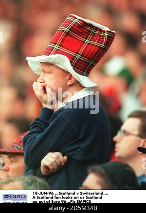 18-JUN-96 ...Escocia contra Suiza. Un fan de Escocia mira como Escocia sale de la Eurocopa 96
