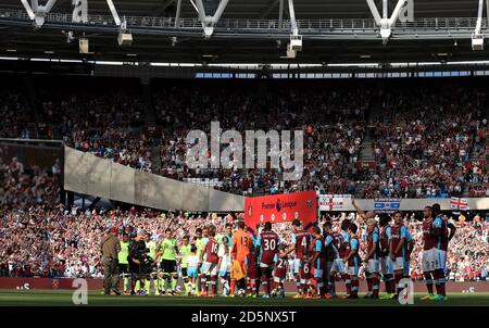 Los jugadores de West Ham United y AFC Bournemouth salen el campo por delante de la salida Foto de stock