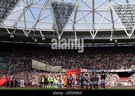 Los jugadores de West Ham United y AFC Bournemouth salen el campo por delante de la salida Foto de stock