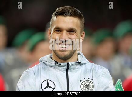 Lukas Podolski de Alemania sonriendo al inicio del partido Foto de stock