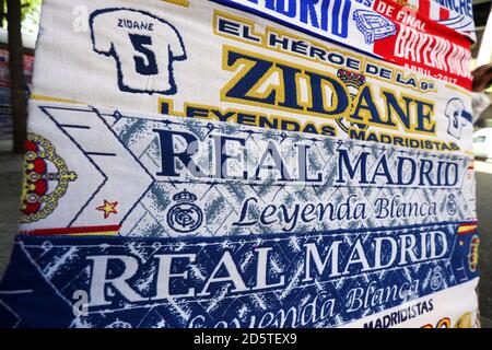 Bufandas del Real Madrid a la venta fuera del Santiago Bernabeu