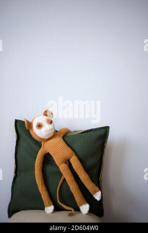 Ganchillo mono de juguete Foto de stock