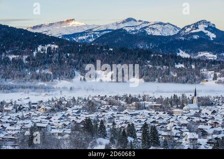 Alemania, Baviera, vista a Allgaeu Alpes con nevados Oberstdorf en primer plano Foto de stock