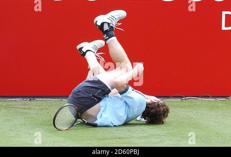 Andy Murray de Gran Bretaña cae sobre el césped Foto de stock