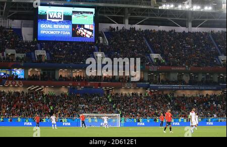 Una gran pantalla dentro del estadio muestra a los VAR en uso durante el juego