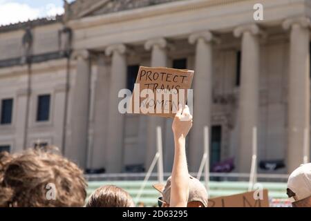 Protestor sosteniendo Protect Trans Women firmar durante la protesta fuera del Museo de Brooklyn, Brooklyn, Nueva York, EE.UU