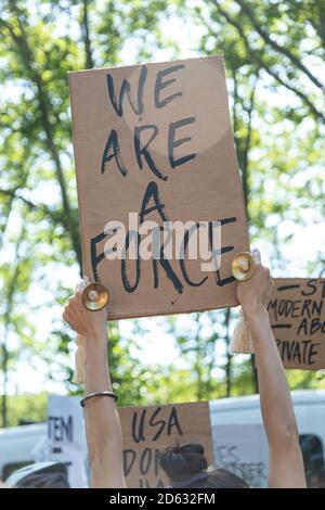 Protester Holding up Sign, "Somos una Fuerza" en Black Lives Matter March, McCarron Park, Brooklyn, Nueva York, EE.UU